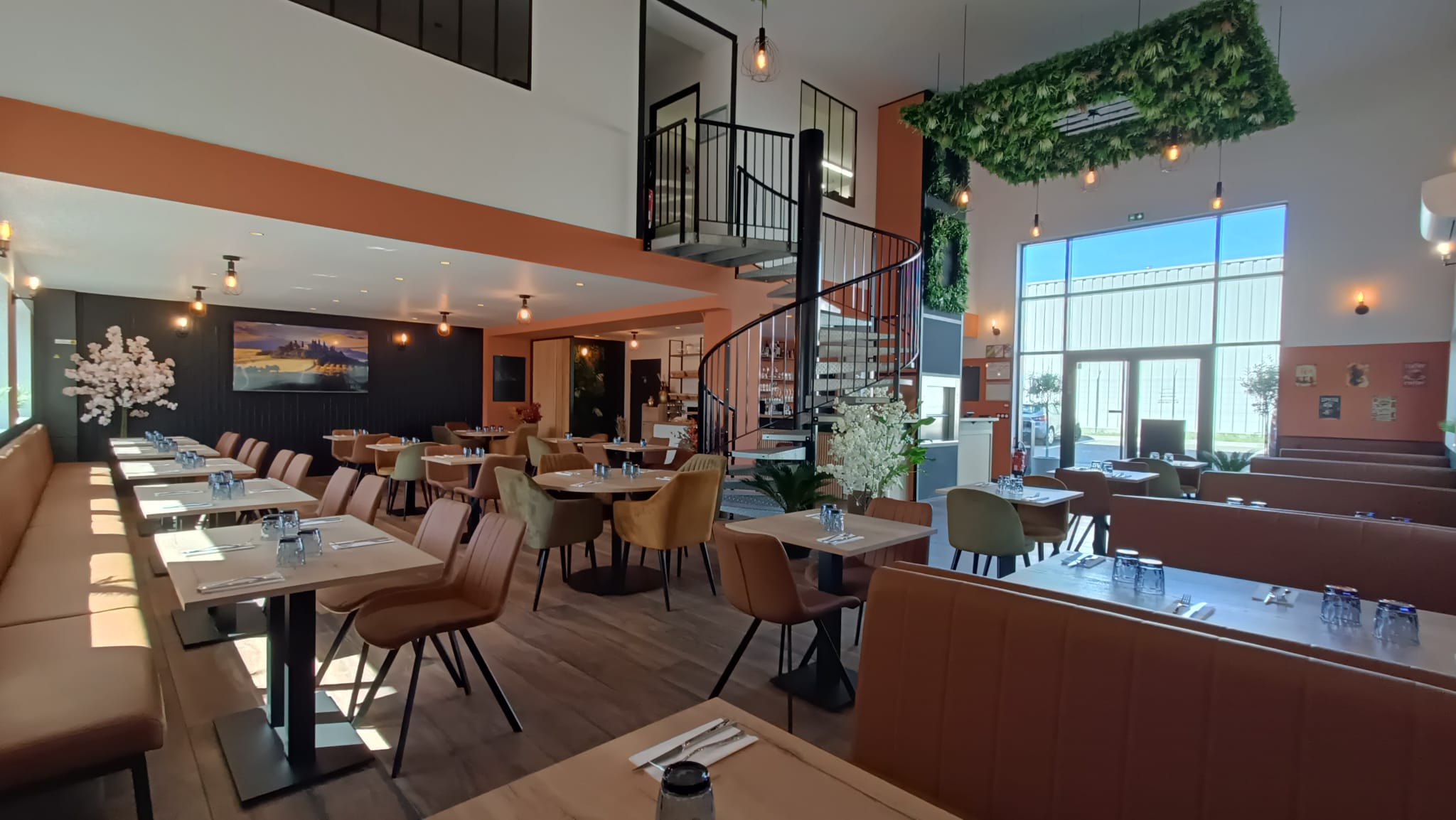 Salle du restaurant La Mellina aux Mureaux, ambiance chaleureuse et conviviale